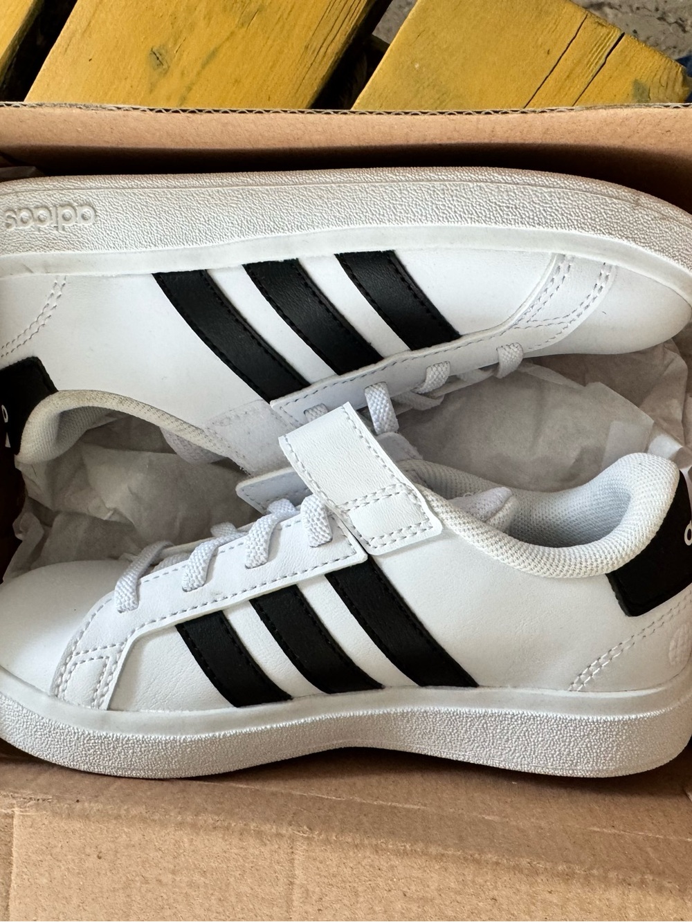 NEVER WORN ~~ Adidas Kids Grand Court 2.0 Sneakers in Black & White 
size 11.5k